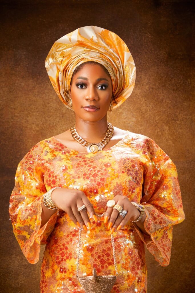 Eniola sisi Alagbo background